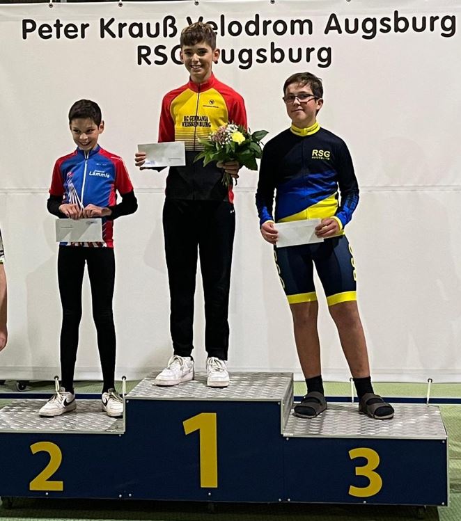 Der Bayrische Meister Ben Stadler dominiert den Rapp-Cup auf der Radrennbahn in Augsburg